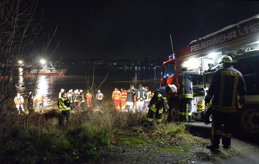 Einsatz BF Koeln PKW im Rhein Mondorf Hersel P117.JPG